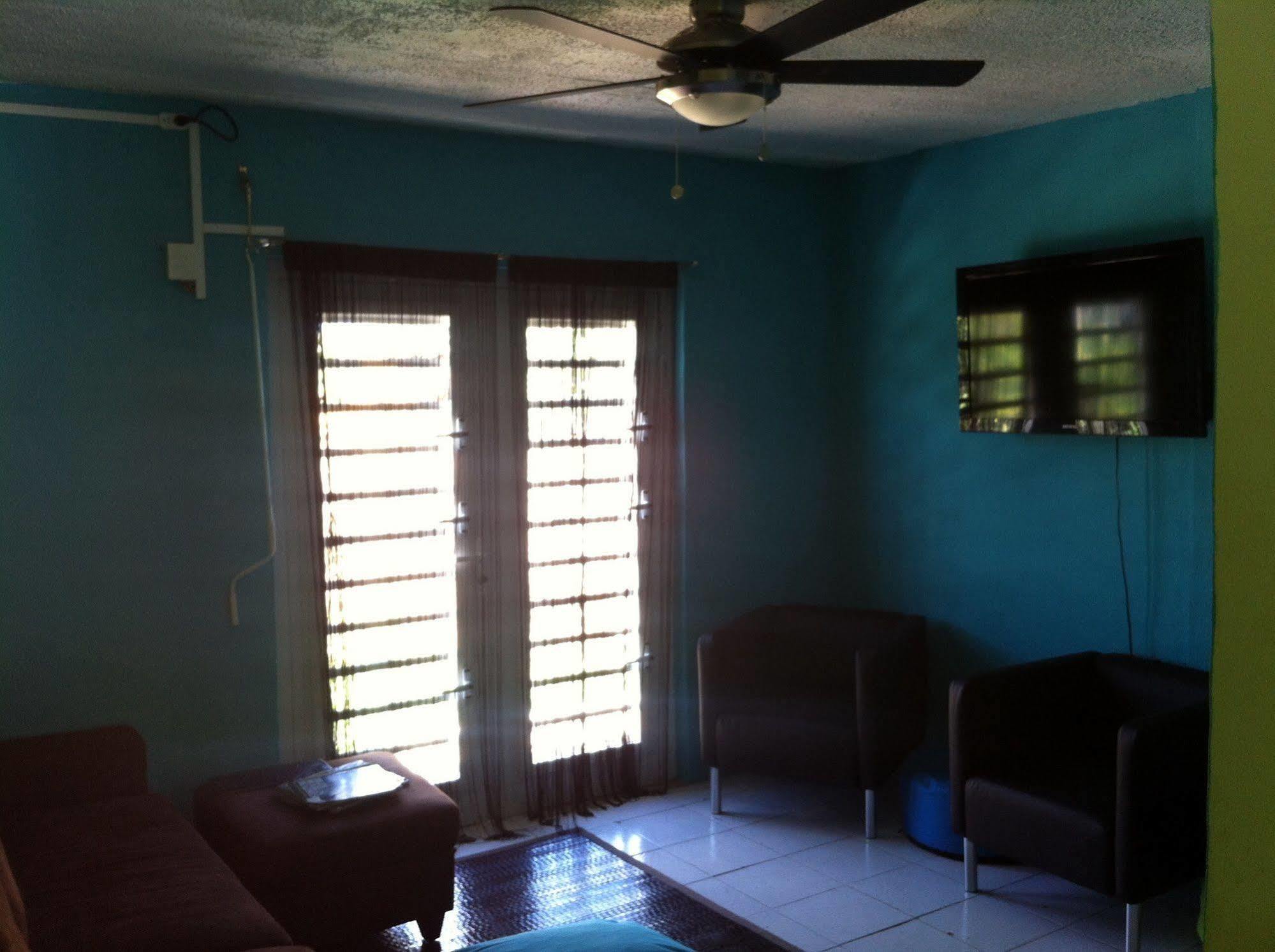 Vicky'S Keys Hostel Upper Prince's Quarter Bagian luar foto