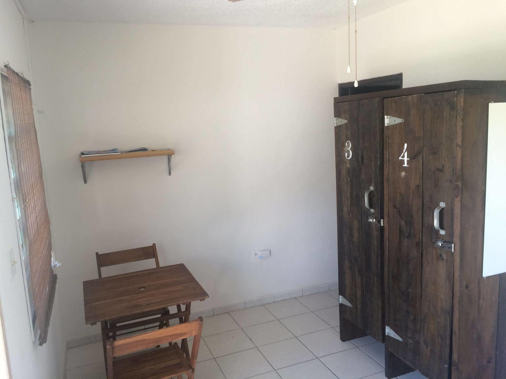 Vicky'S Keys Hostel Upper Prince's Quarter Bagian luar foto