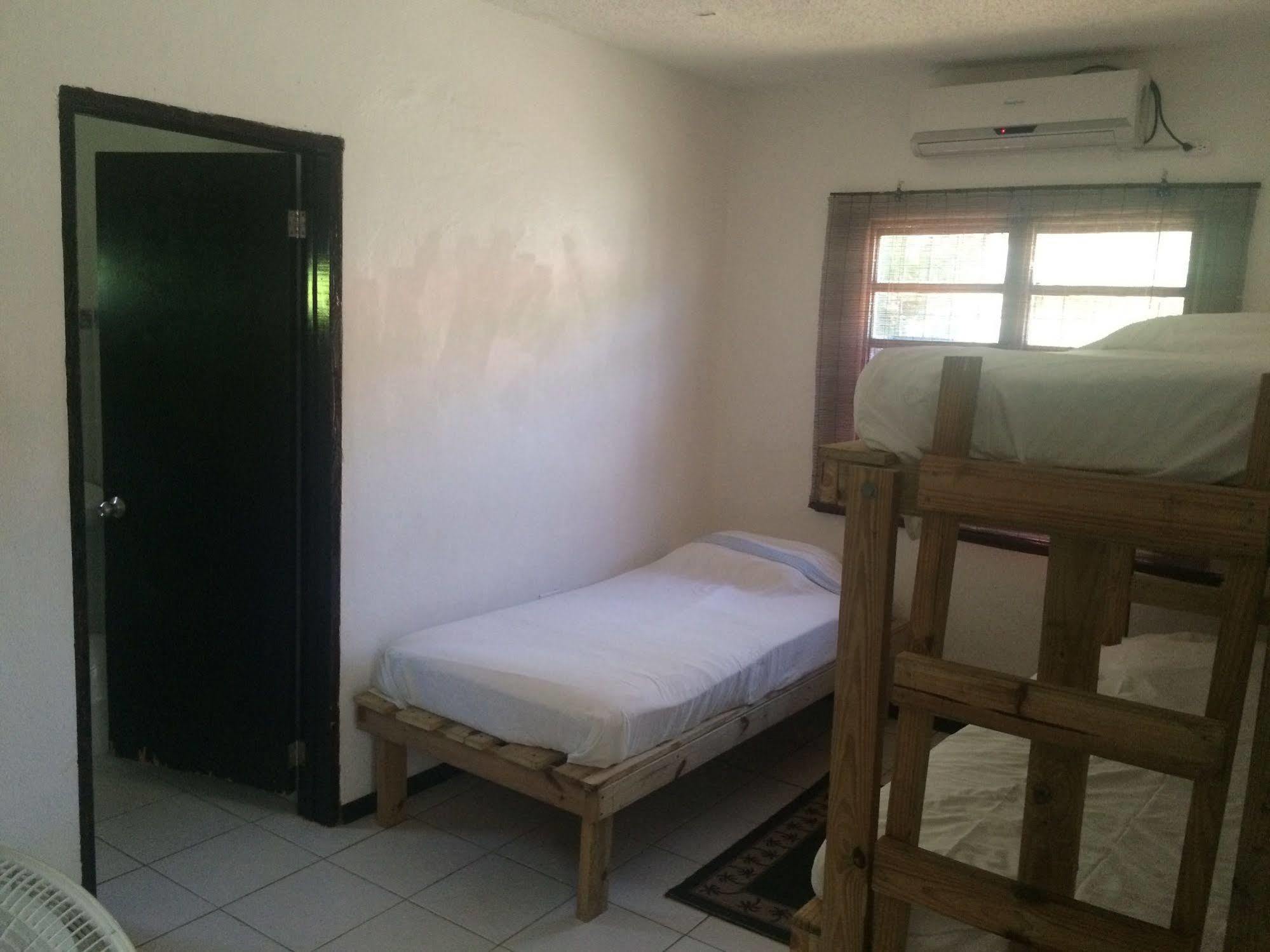 Vicky'S Keys Hostel Upper Prince's Quarter Bagian luar foto