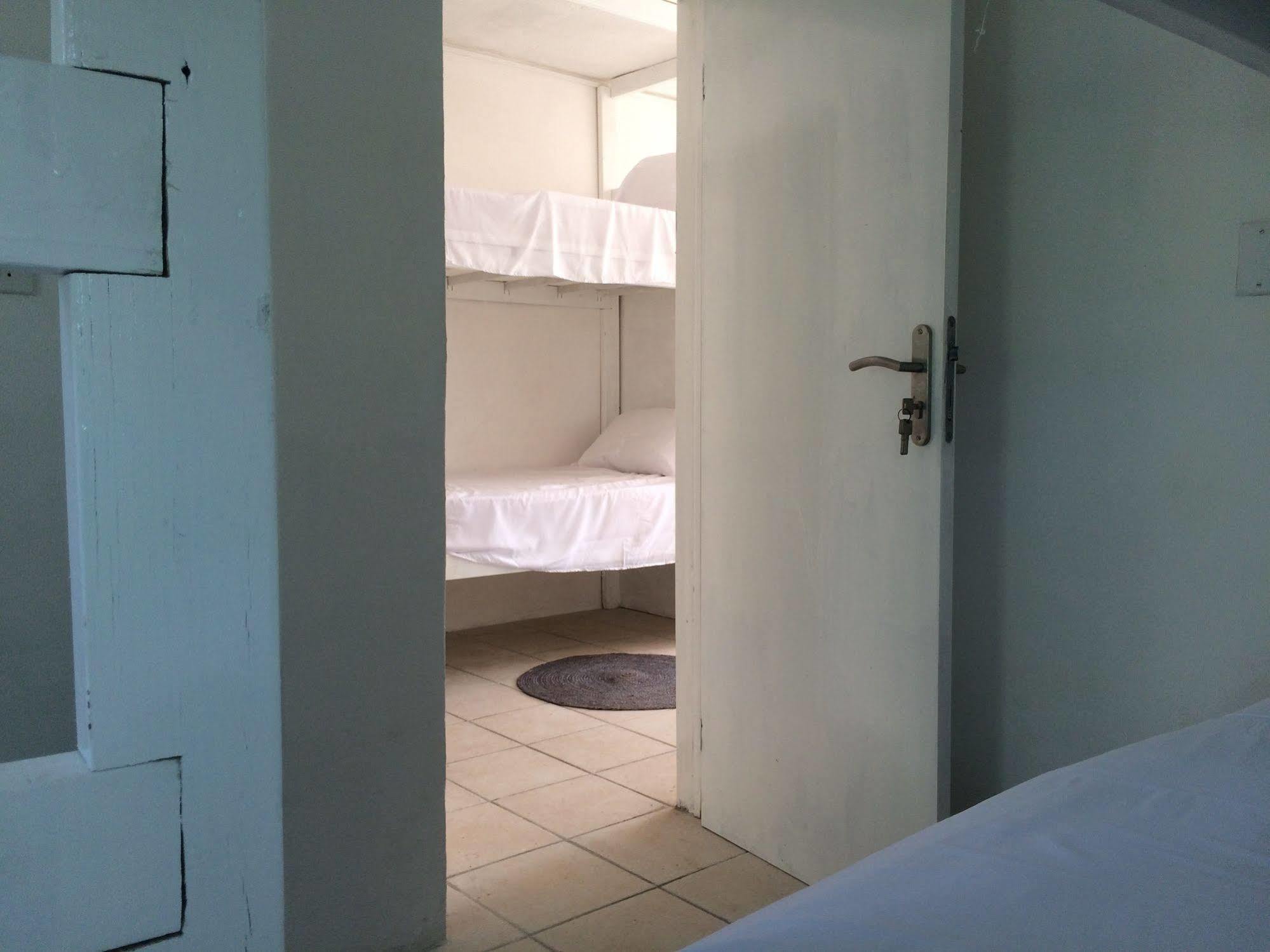 Vicky'S Keys Hostel Upper Prince's Quarter Bagian luar foto